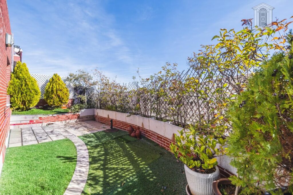 Fantástico Ático-Dúplex en Conde Orgaz cerca de transportes y comercios