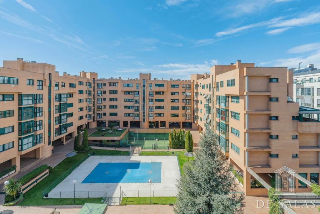 Plaza de garaje para coche familiar en Campo de las Naciones