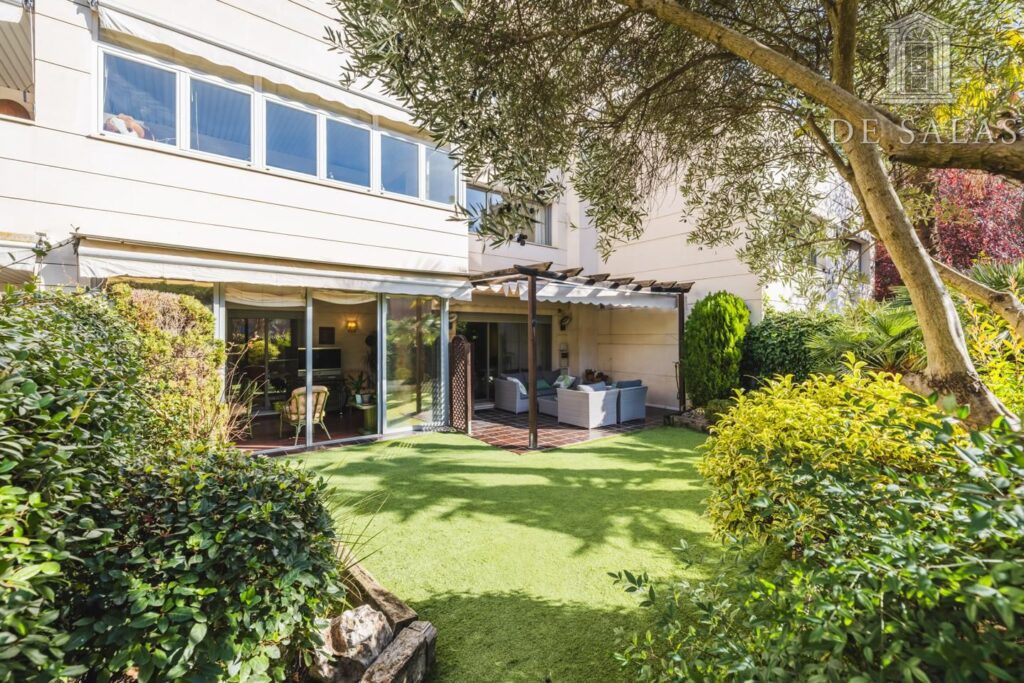 Inmuebles 8 Exclusivo piso dúplex bajo con jardín privado 80m² orientación sur.