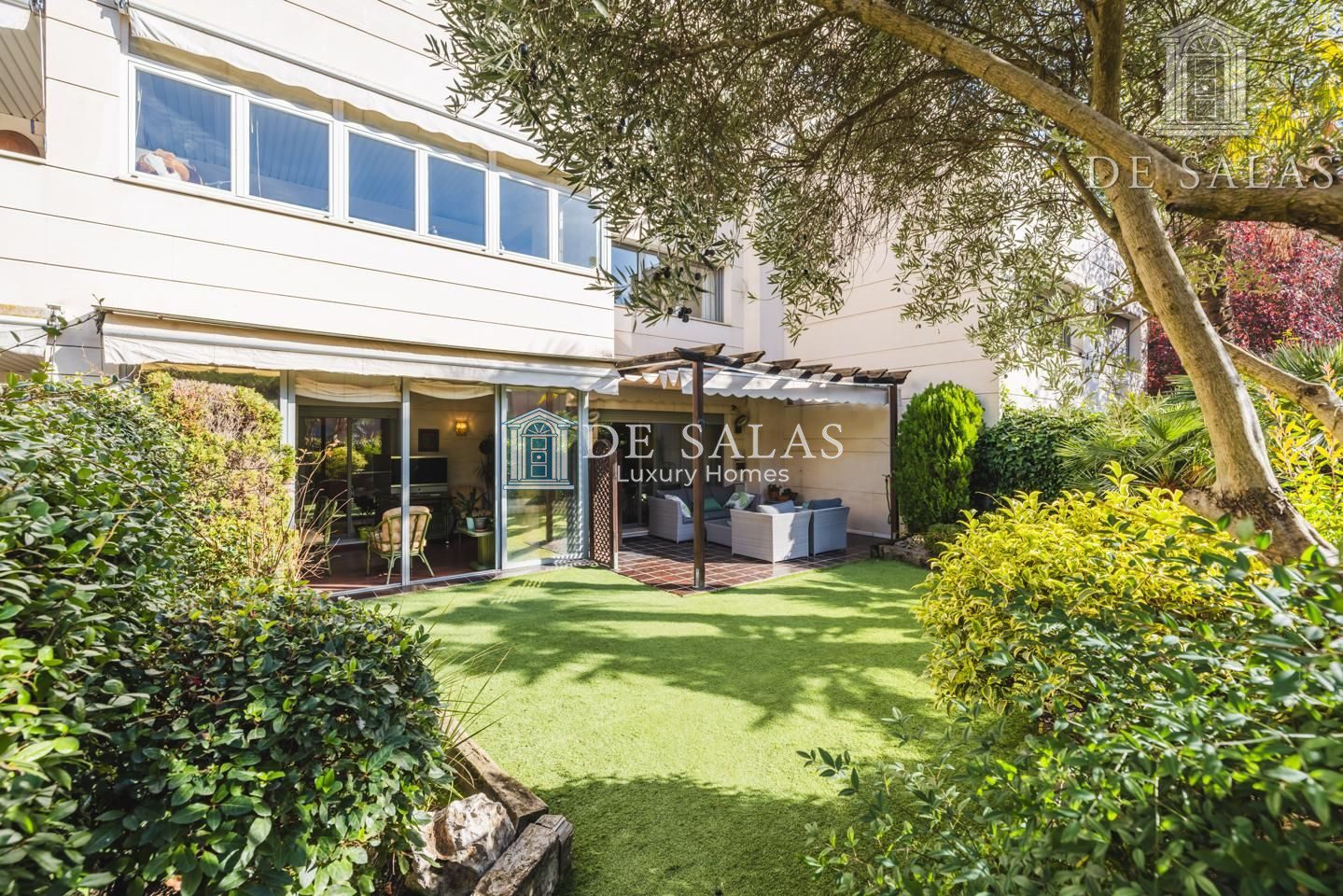 Exclusivo piso dúplex bajo con jardín privado 80m² orientación sur.